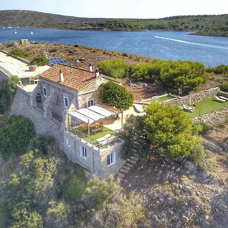 4 Bedrooms Property At Fornells 100 M Away From The Beach With Shared Pool And Wifi 度假居