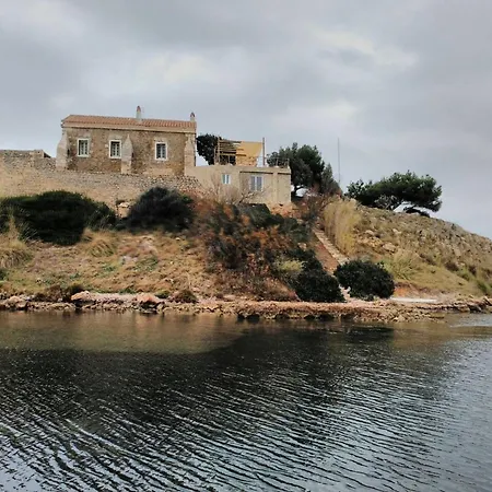 4 Bedrooms Property At Fornells 100 M Away From The Beach With Shared Pool And Wifi Hébergement de vacances *