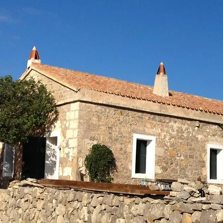 4 Bedrooms Property At Fornells 100 M Away From The Beach With Shared Pool And Wifi Casa vacanze *
